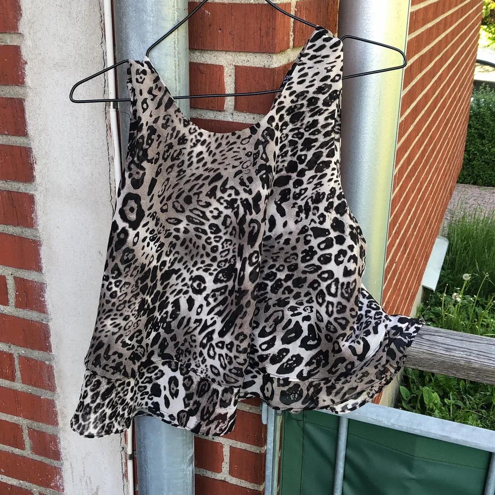 FRAKT INGÅR🤝Kort linne med leopardmönster strl s. Toppar.