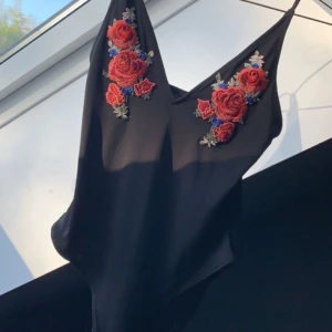 En body  - En jätte snygg body från H&M som är perfekt till blåa jeans.🌹 40kr pluss frakt inkommer.