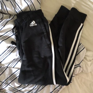 Adidas byxor XS - Helt oanvönda adidias mjukisbyxor, säljer dessa då jag har två par! Frakten är gratis 😊