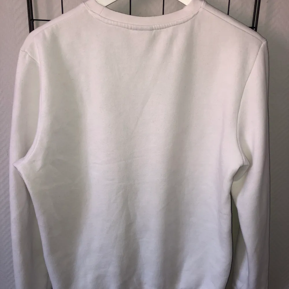 Jätte fin sweatshirt med tryck säljes för 115kr (frakten ingår i priset) . Tröjor & Koftor.