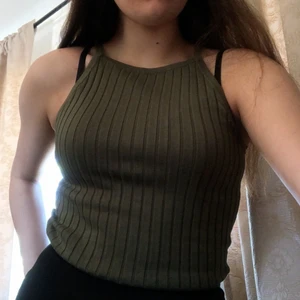 Grönt linne - Ett grönt linne från hm i bra skick.... stretchig så passar säkert xs och m också..   Kolla gärna in resten i min profil 🌎 Pris går att diskuteras!  Köpare står för frakt  📦 (22kr) totalt- 42kr