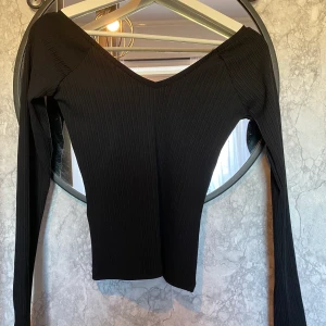 Festtopp! - Säljer denna sjukt snygga tröja som passar perfekt till fest😍! Har ingen fast pris på denna utan buda gärna med egna förslag! 