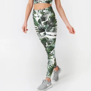 Stronger tights - Säljer mina supersnygga stronger tights som jag inte använt alls mycket eftersom dem inte passar mig. Köptes för 700 kr och säljes för 350 kr. De är sparsamt använda. Tvättas självklart innan de skickas. 🥰