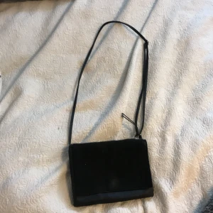 Väska  - Svart väska med mocka på framsidan 