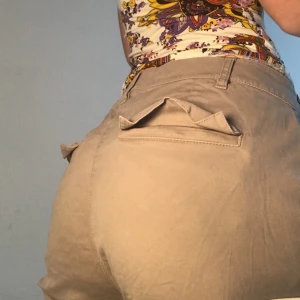 Byxor från hunkydory essentials  - Beiga byxor från Hunkydory Essentials, 2000-tal, relativt välanvända men i mycket bra skick. Okänd storlek, skulle chansa på 34-38