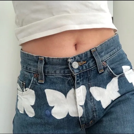 Fina jeans med vita fjärilar. Liten fläck som syns på första bilden. Frakt 66kr! . Jeans & Byxor.