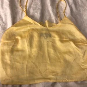 Silkes linne  - Super fint silkes linne i en fin ljusgul färg från missguided 