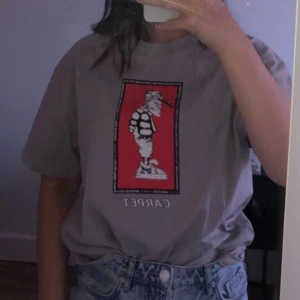 Dime t-shirt - Säljer denna super coola t-shirt från Dime Sparsamt använd så skicket är bra. Storlek M, på mig som normalt är S så sitter den något oversized. Nypris var 450kr. Frakt på 50kr tillkommer.🦋