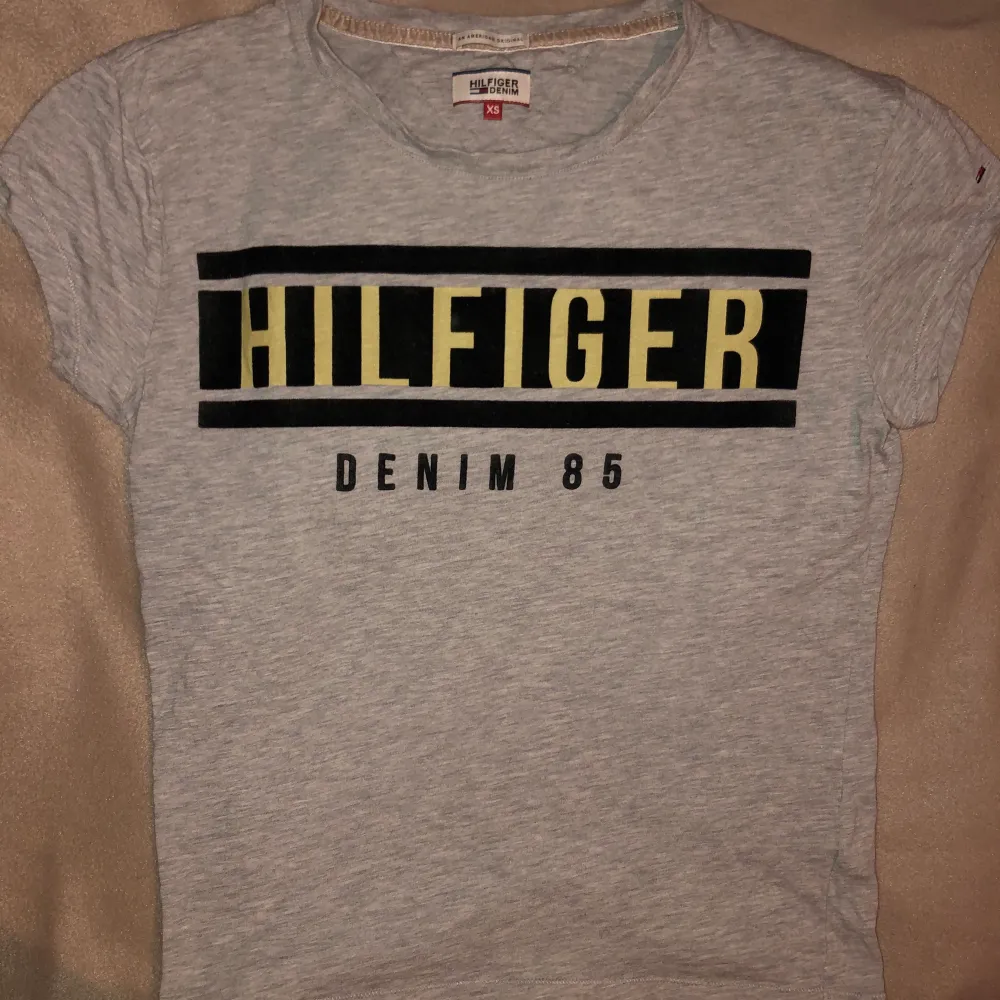 T-shirt från Tommy Hilfiger i stl.xs men skulle säga att den kan passa stl.S också.  Sparsamt använd.. T-shirts.