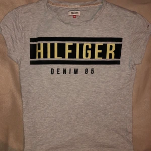 Tommy Hilfiger t-shirt - T-shirt från Tommy Hilfiger i stl.xs men skulle säga att den kan passa stl.S också.  Sparsamt använd.