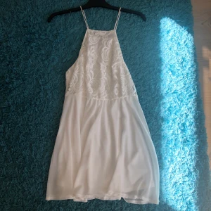 Klänning med spets  - Vit klänning med spets upptill från Ivyrevyl. Storlek s. Klänningen köptes inför speciellt tillfälle men aldrig använd, enbart provad. 
