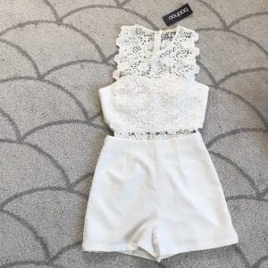 jumpsuit - säljer denna helt oanvända jumpsuit från boohoo!! nyskick, säljer då den inte passar!!💘 perfekt till sommaren, studenten eller skolavslutningen!!🥰 frakt tillkommer🥰