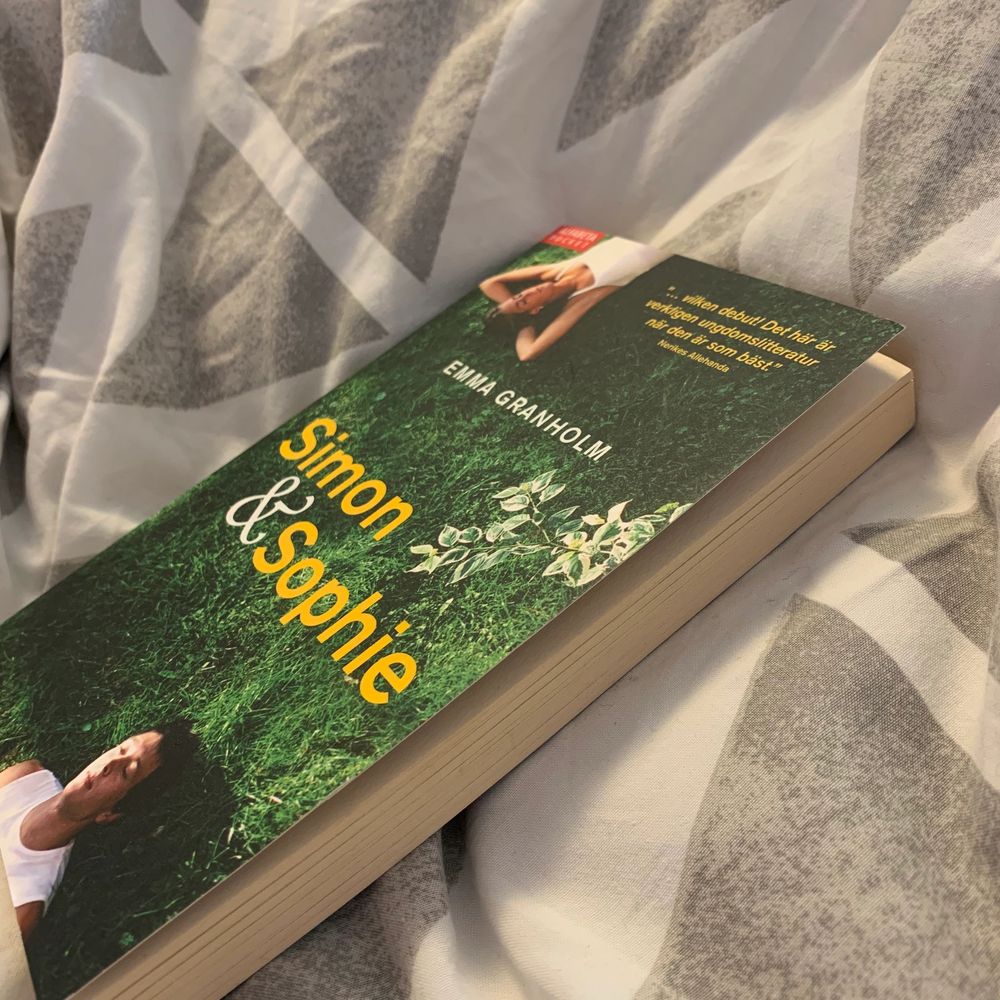 Simon & Sophie — en bok av Emma Granholm. Perfekt sommarläsning! Boken är i väldigt bra skick då den endast är läst en gång. Så gott som ny!⭐️ inköpspris ca. 60kr. Övrigt.