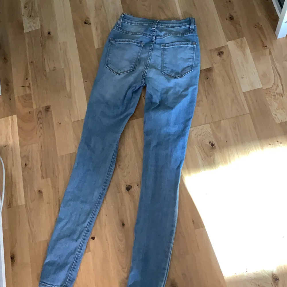 Jeans med stora slitningar från fashionnova. Använda fåtal gånger, säljer pga viktuppgång så har tyvärr ingen möjlighet att visa hur dom sitter på. Stretchig skön passform :) . Jeans & Byxor.