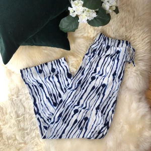 HM - Jättehärliga vida byxor från HM. Perfekta nu till sommaren. Säljs för att dom är för långa för mig. Stora framfickor. Storlek 38. Frakt ingår i priset :)