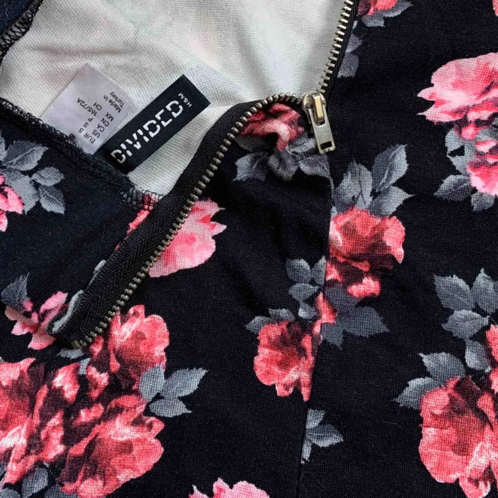 Söt kjol med floral pattern från H&M med kedja för att stänga där bak. Säljer för 50kr (+ frakt). . Kjolar.
