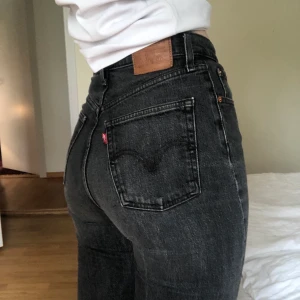 Levis ribcage strl 26 - Schyssta jeans från Levis, fint skick i överigt förutom en liten slitning på knät. Jag är 172cm lång och brukar ha 28-29 i jeans. Jeans är stretchiga så passar alla från 26 till 29:)) 