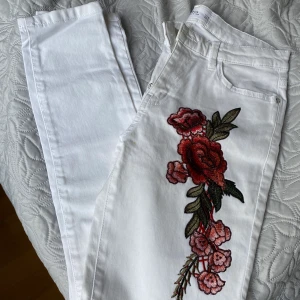 Vita byxor stlr 36 - Säljer de fina byxorna pga fel storlek 😔 de är helt oanvända! Säljaren står för frakten 📦