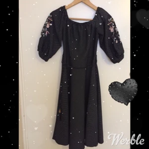 SHEIN -  Den har klänning Jag bär den med vackra och eleganta blommor jag köpte från mitt land