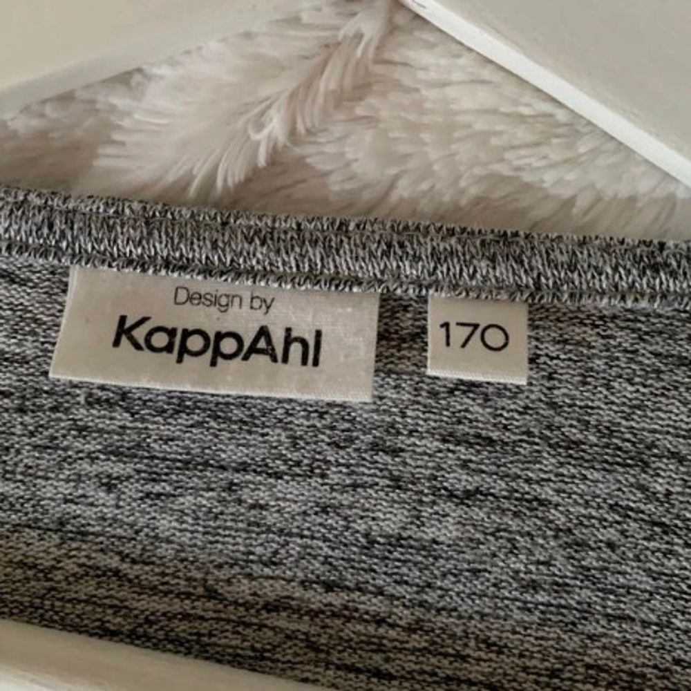 Jätte fin grå lång kappa från Kappahl. I storlek 170 men skulle säga att det passar en XS också! I superfint skick! Frakt tillkommer och betalning sker via swish💓 Skicka ett meddelande om du har några frågor, vill diskutera pris eller om du vill ha fler b. Tröjor & Koftor.