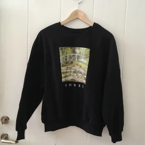 Tjocktröja  - Halvlång svart tjocktröja med Monetmålning, aldrig använd.                         Mysigaste tröjan!!!❤️❤️❤️