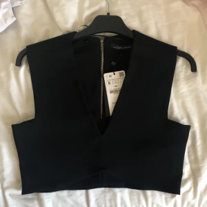 Zara topp ny - Jättefint Svart zara topp, ny! Säljer pga fel storlek.