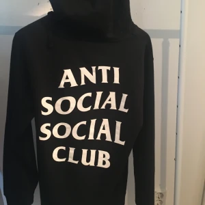 Anti social social x undefeatd Hoodie. - Storlek: small. Skick: endast använd två gånger. Pris: 1200kr inkl. Frakt. 