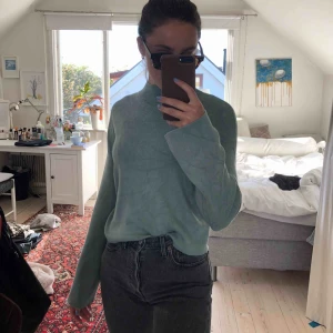  - Gullig grön tröja från NA-KD, sitter fint med polo krage och utsvängda armar. Mycket sparsamt använd 💚