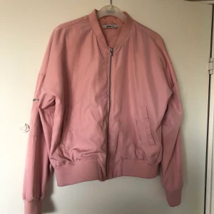 Rosa bomberjacka - Lite over-size. Använd en gång, 300 kr nypris. Kan mötas upp i Sollentuna.