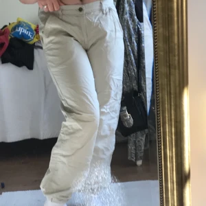 beige low waist  - jättecoola pösiga lowwaist byxor, sitter jättebra i rumpan och är fett bekväma! jättesnygga med både en oversize tröja eller en tight tröja