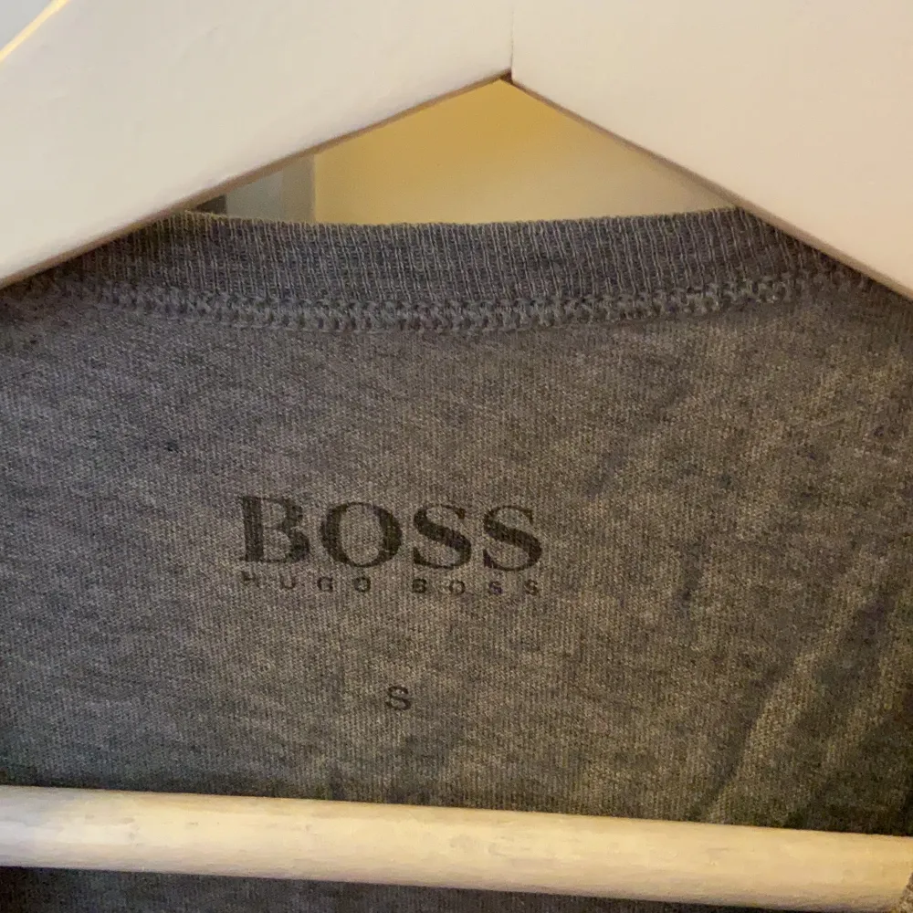 Säljer en mörk grå Hugo boss T-shirt, använd några fåtal ggr bara!. T-shirts.