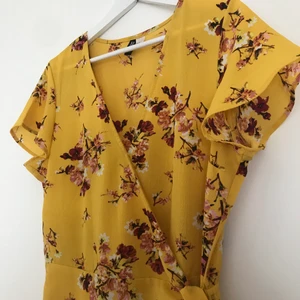 Blommig klänning - Supersöt klänning från HM som man knyter i sidan :) 