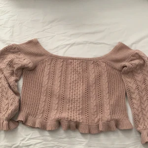 Off-shoulder tröja - Tröjan beställdes hem ett tag sedan men är slutsåld och H&M planerar inte att ta tillbaks den.Tröjan är inte använd och är i bra skick. Den har ett mönster på tröjans ärmar och framsida. Går att ha under alla årstider då den är varm men endå off-shoulder.