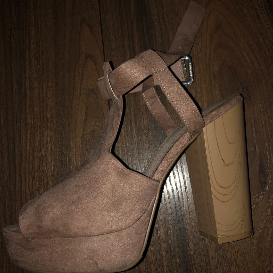 Brunbeiga klackar i mocka - 91