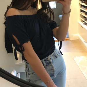 offshoulder topp - söt offshoulder tröja med gullig detalj på armen, fint skick, buda gärna!💞