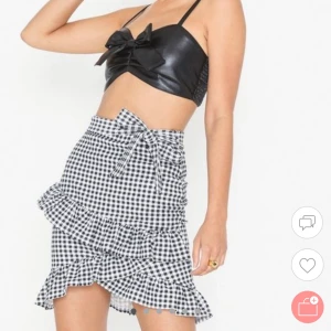 Kjol i storlek medium från nelly 100 kr. - Säljer pågrund av att jag aldrig använt och kommer förmodligen inte göra. Inget fel på den alls då den ej har använts.