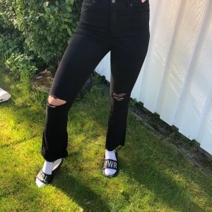 Ripped bootcut jeans - Snygga jeans från i fint skick, använda typ en gång! 💕 Jag som har på mig jeansen är 175cm 💗 Jeansen har tyvärr inte fått någon användning för mig! 🦋 (köparen står för frakt)