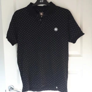 Piké - Pretty Green - Prickig Pretty Green piké köpt i London. Säljer pga att den är för liten.