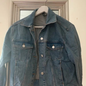 blå jeans jacka  - Säljer min snygga jeans jacka då den inte kommer till användning längre, köparen står för frakten kan bytas mot något annat priset kan sänkas vi snabb affär😊