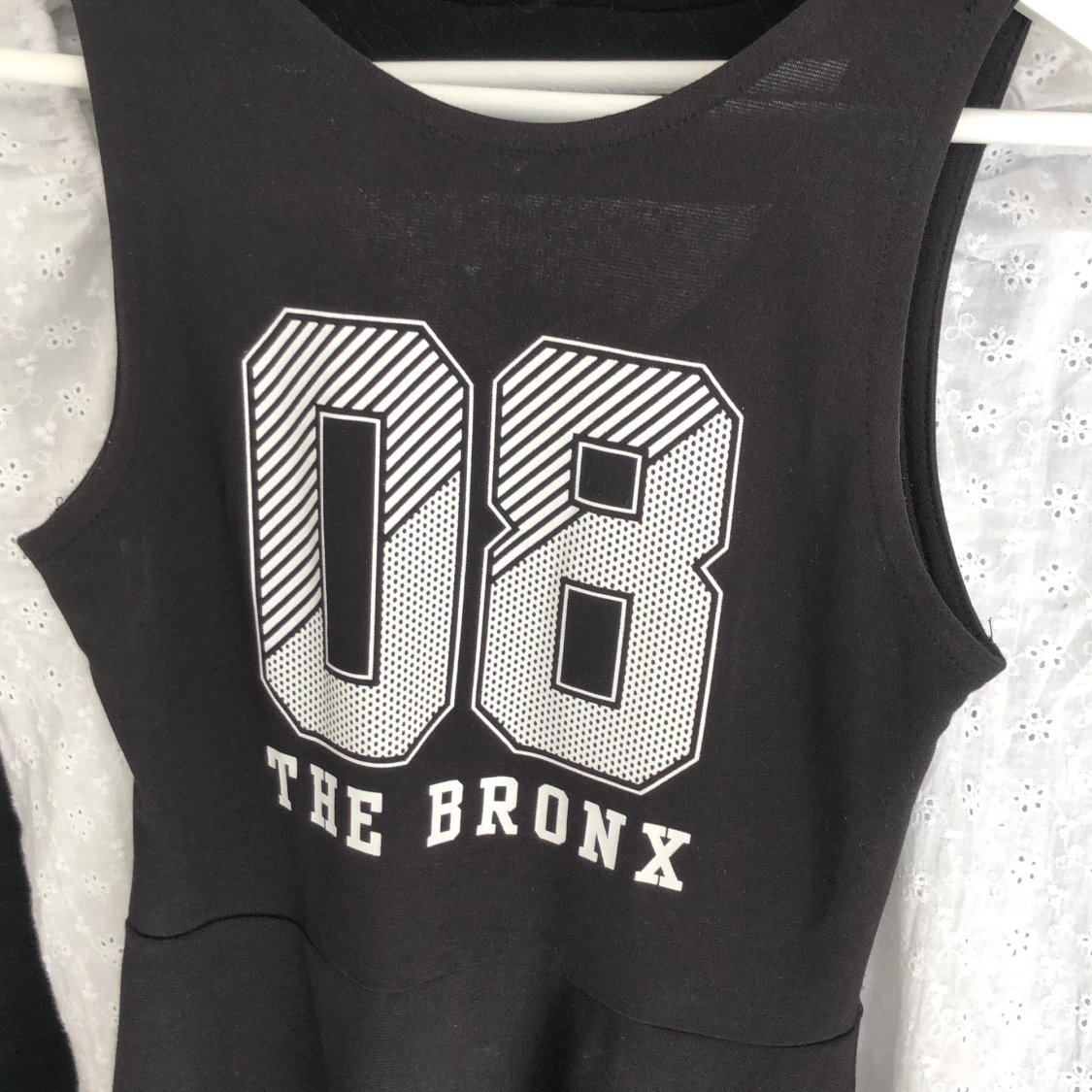 Svart klänning med vita detaljer  - 91