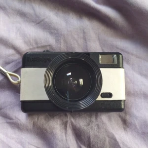 Analog fisheye kamera - I använt skick men fullt fungerande. Blixt och vidvinkel lins som ger fisheye look. 