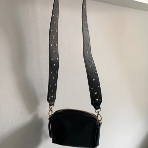 Väska med nitar - Söt axelremsväska med guldiga nitar. Köparen står för frakt