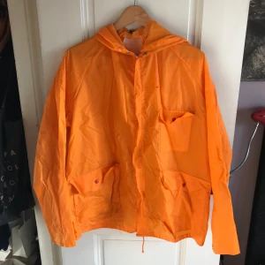 Cool retro regn/vindjacka  - Cool jacka i stark orange
