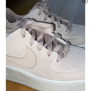 Nike air force 1 sage - Köpt här på plick, jag har endast använd någon gång💗  storlek 40, säljs pga att dem är för små tyvärr. Otroligt snygga skor från Nike. Köparen står för frakt (144kr osårbart)