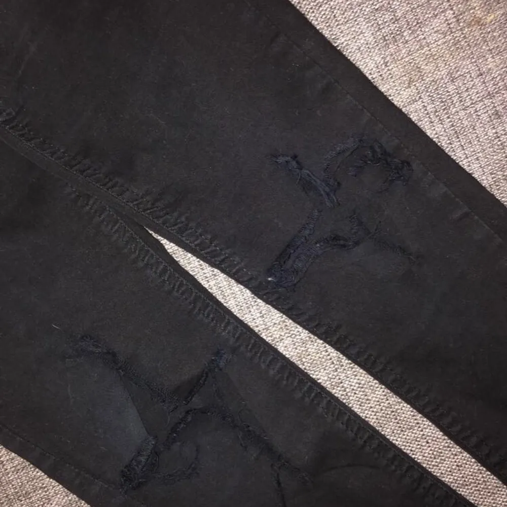 ”High Waits Molly jeans” i svart med slitningar vid knäna, ifrån Gina Tricot funkar som Xs/S. Jeans & Byxor.