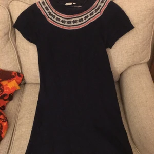 Stickad klänning - Kortare ullklänning (eller blandning då) som är mjuk och skön. Lätt uttänjd och har en hel del noppor. Frakt tillkommer.