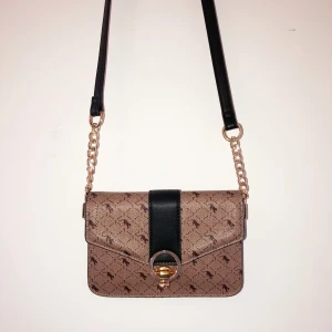 Brun axelväska - Brunmönstrad axelväska från Topshop, sparsamt använd max tre gånger. Köptes för 250 kr, jag säljer för 40❤️ Köparen står för frakt