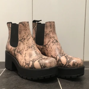 Vagabond stövletter  - Strl 38, Nyskick, endast testade. Kommer i original förpackning. Jättesköna skor, säljer pga jag känner att det inte passar min stil.  Originalpris 1198kr, priset kan diskuteras. 