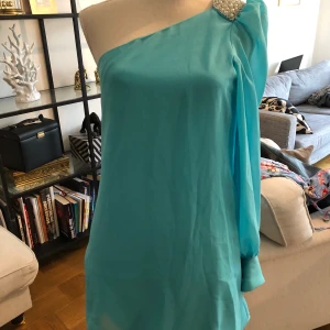 Klänning oneshoulder turkos  - Jätte fin klänning som jag har använt en gång på ett bröllop frakten blir 55kr 