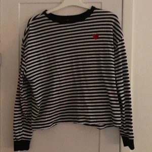 Randig Tröja - Randig tröja med hjärta från H&M strl M. 45kr (köparen står för frakt)